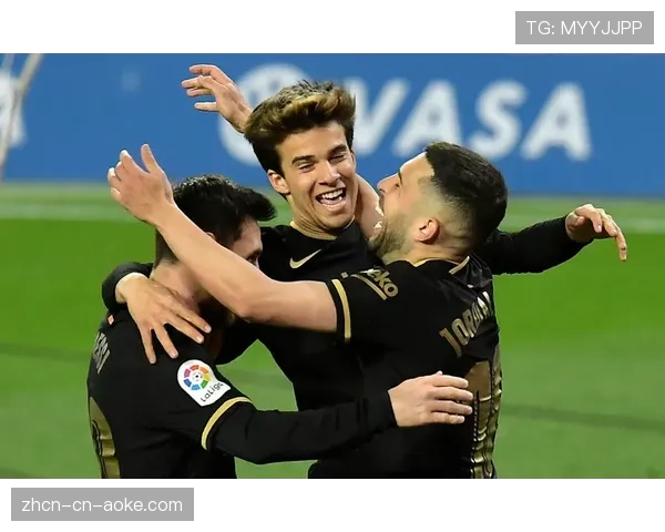 李刚仁开右侧角球，克瓦拉前点头球摆渡，登贝莱门前得分