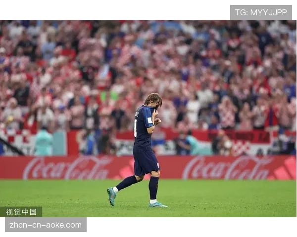 终场哨响，克罗地亚老将莫德里奇跪地掩面告别欧冠